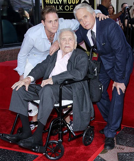 Kirk Douglas med sønnen Michael og barnebarnet Cameron