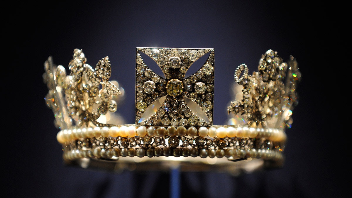 Dronning Elizabeth bar diamant-diademet til sin kroning