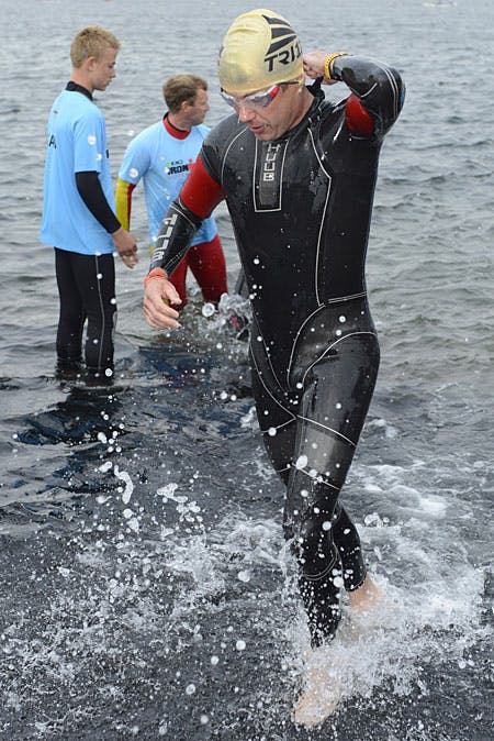 Kronprins Frederik kommer op ad vandet efter at have svømmet 3,8 km i bølgerne ved Amager Strandpark.
