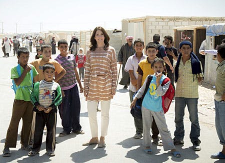 Kronprinsesse Mary fik rundtur i flygtningelejren og hilste på adskillige børn og unge.