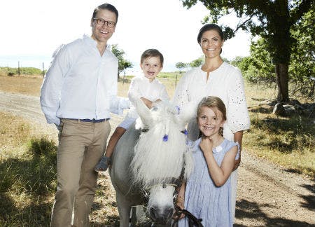 https://imgix.billedbladet.dk/kronprinsessfamiljen_foto_anna_lena_ahlstrom_kungahuset.jpg