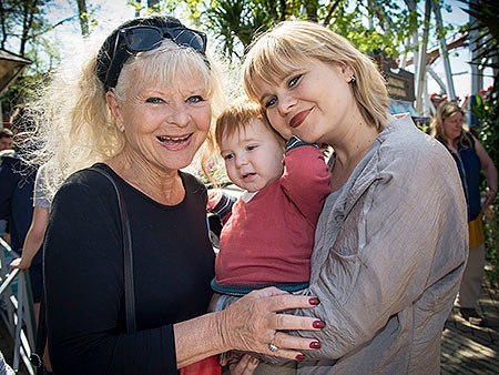 Skuespiller Lone Hertz, datteren Maria Lindhardt og hendes søn, Liam.