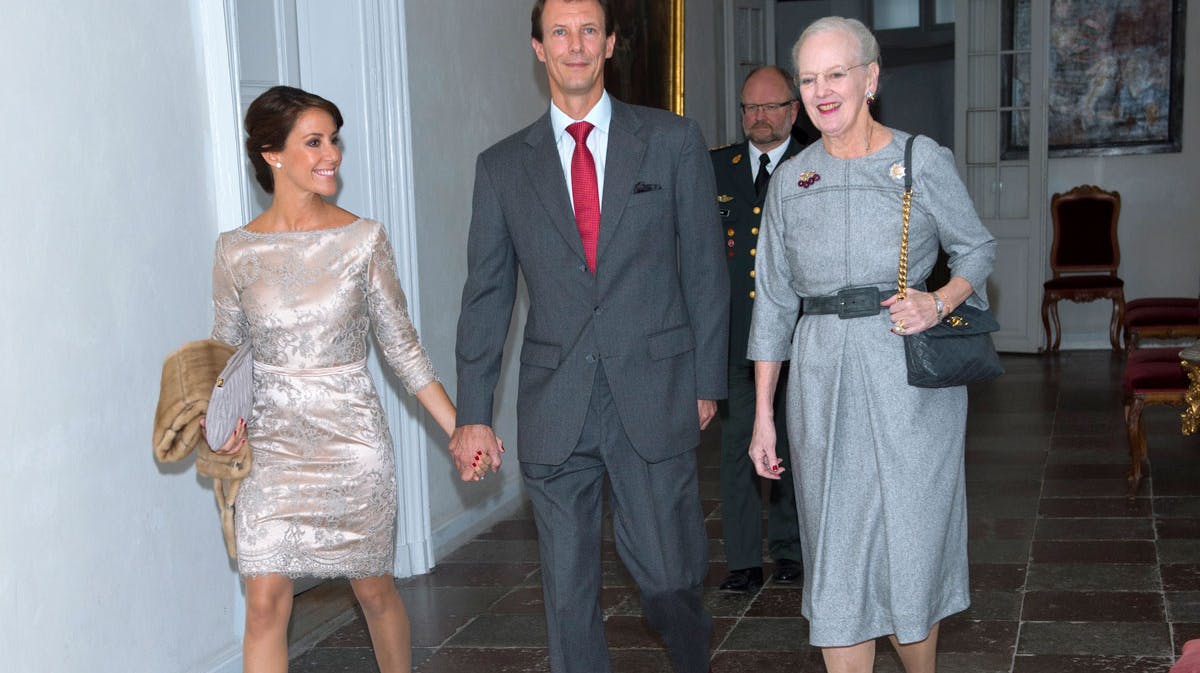 Dronning Margrethe fulgtes med prins Joachim og prinsesse Marie til koncert i Fredensborg Slotskirke