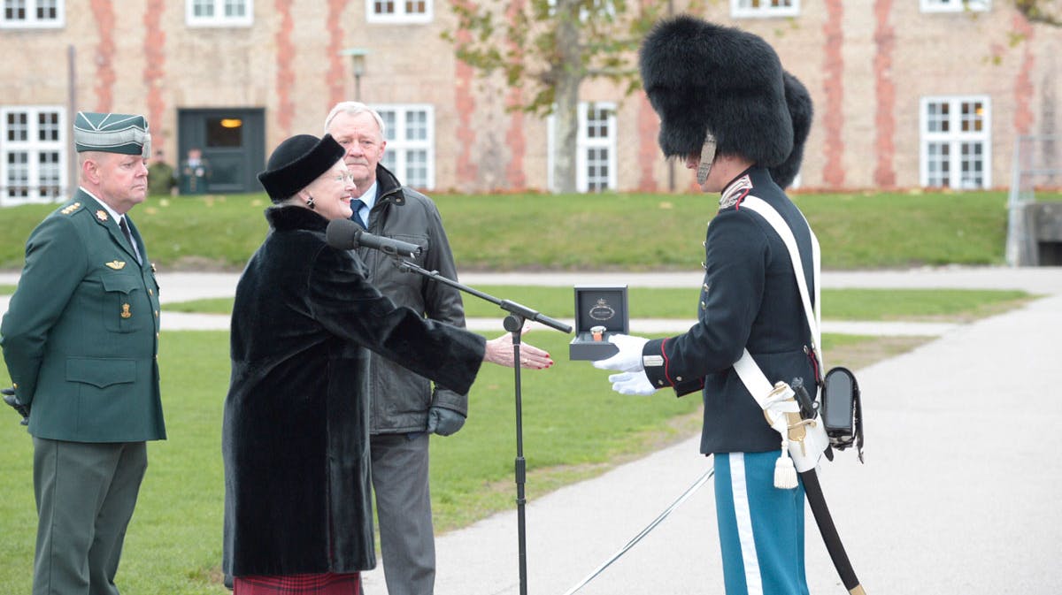 Dronning Margrethe overrækker hædersbevisningen.