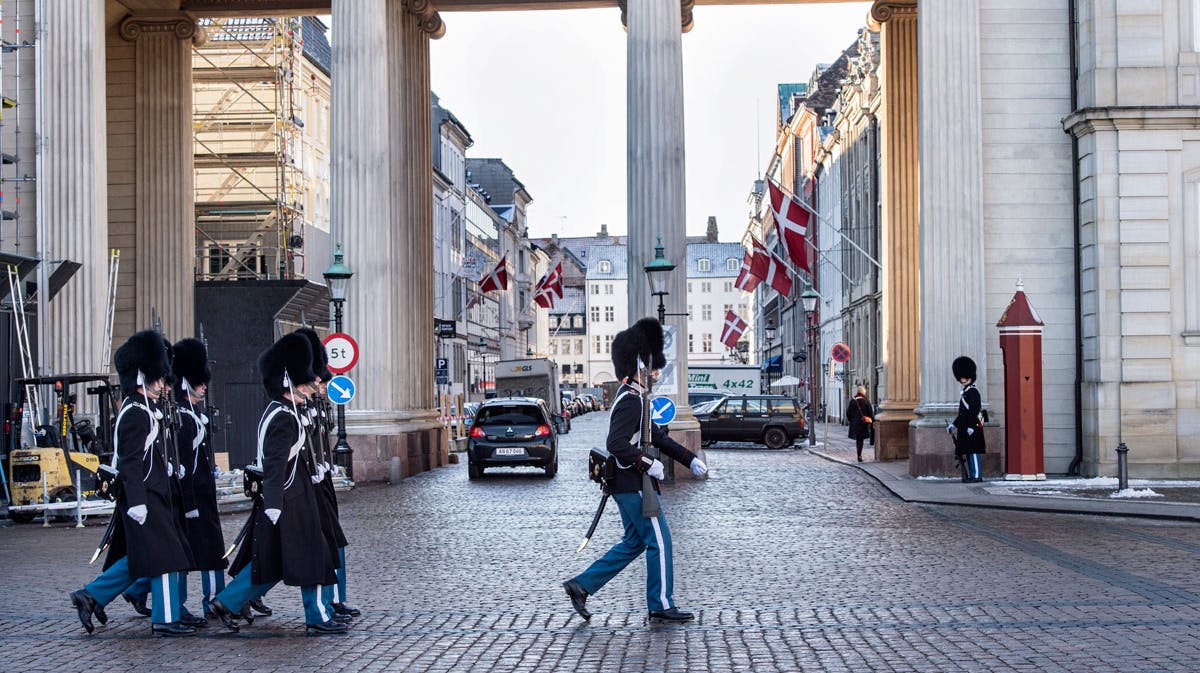 Der bliver flaget for kronprinsessen rundt om på Amalienborg.