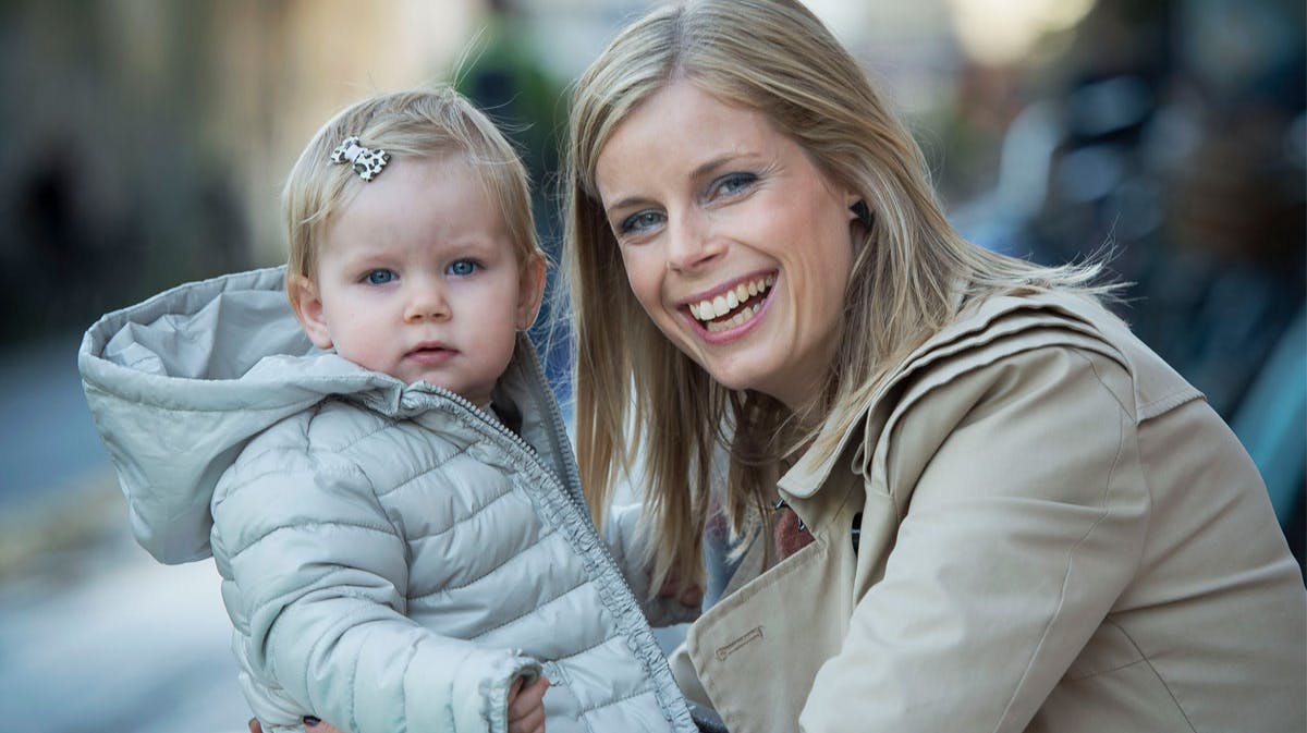 Anne-Katrine Bondo med sit første barn, datteren Ellen.