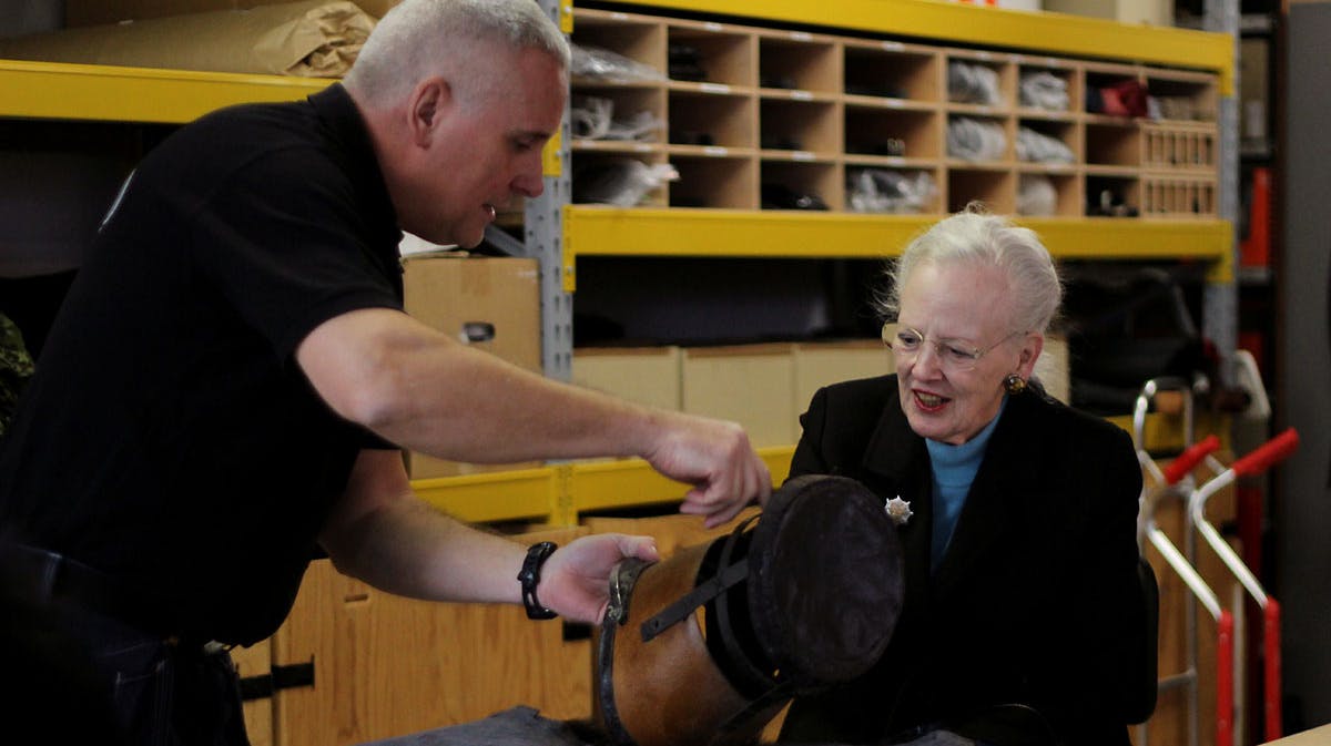 Dronning Margrethe får her fremvist indersiden af en bjørneskindshue