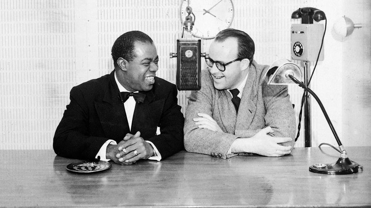 Den amerikanske jazzmusiker Louis Armstrong besøgte København i oktober 1933, hvor han blev interviewet af jazz reporteren Harald Grut og gav en radiokoncert. Tonerne fra koncerten resulterede i adskillige klager fra radiolyttere, so  ikke mente, at den t