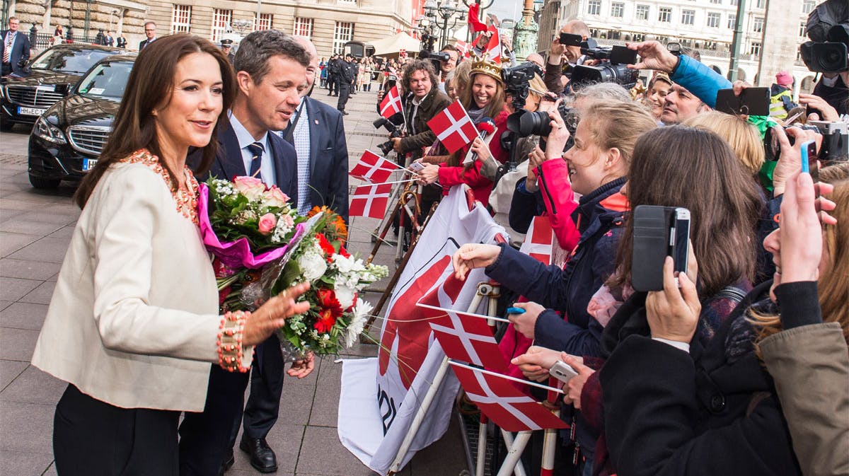 Kronprinsparret blev modtaget med stor jubel i Hamborg.