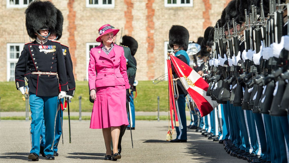 Dronning Margrethe så flot og sommerlig ud, da hun inspicerede livgarden.