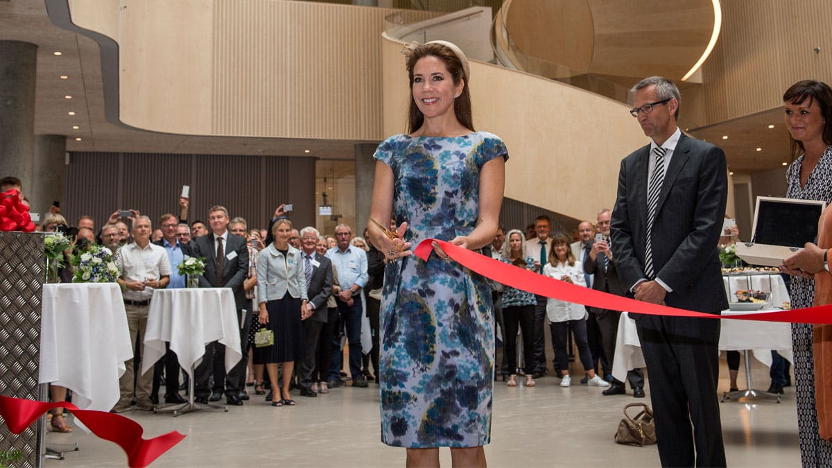 Kronprinsesse Mary klipper båndet, mens&nbsp;regionrådsformand Jens Stenbæk og sundhedsminister Sophie Løhde kigger glade på.