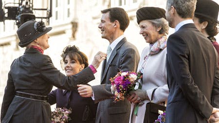 Dronning Margrethe ankommer til Christiansborg Slot og hilser på den øvrige kongelige familie.