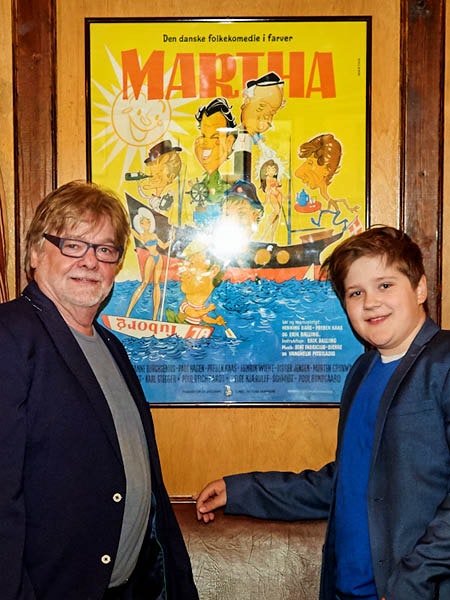 Filmen "Martha" bliver fejret i Svendborg. Her Launy Lindahl og barnebarnet Zacharias ved filmens plakat i "Martha"-messen på restaurant Børsen.