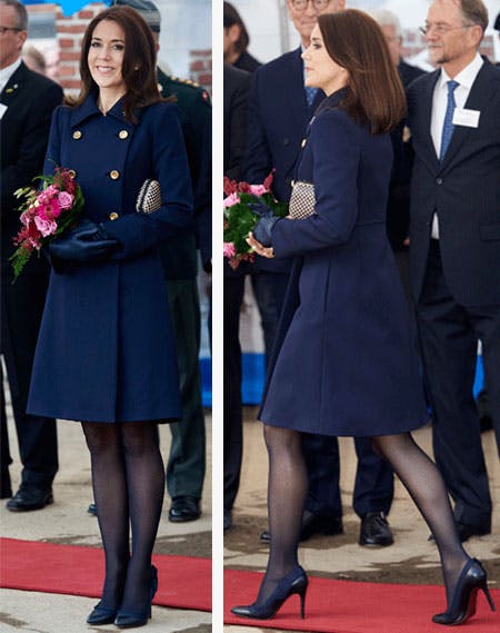 Kronprinsesse Mary var flot i elegant frakke ved indvielsen af de nye veteranboliger i Høvelte.