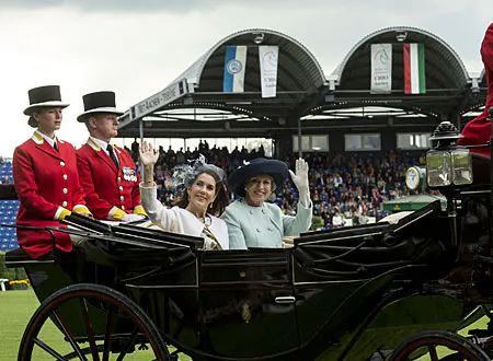 Flot skue - kronprinsesse Mary og prinsesse Benedikte åbnede CHIO-stævnet i Tyskland med flot entre i landauer.