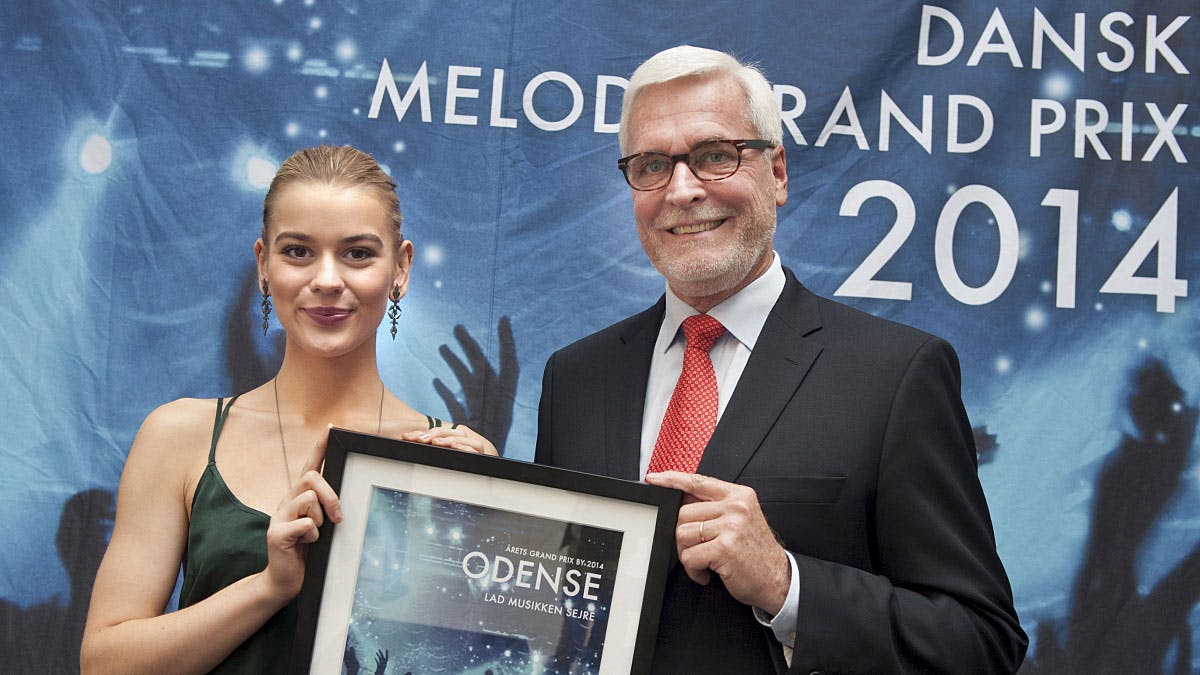 Årets vinder af Det Internationale Melodi Grand Prix Emmeli de Forest sammen med Odenses borgmester Anker Boye.