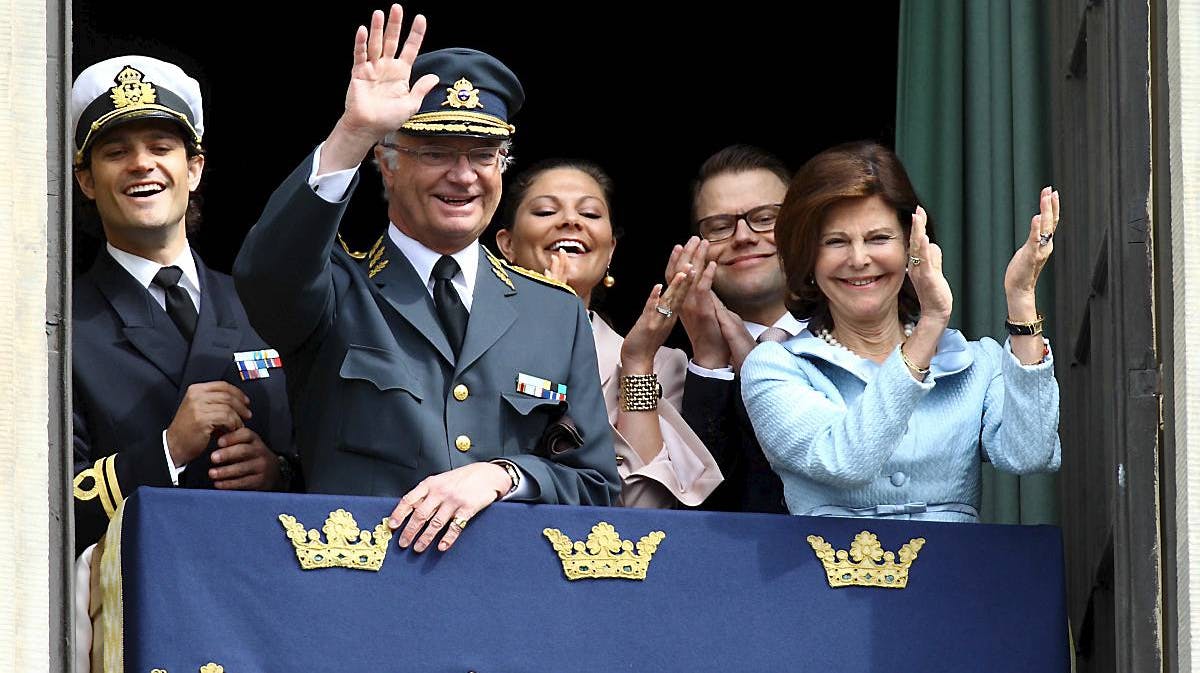 Kong Carl Gustaf med familien på balkonen.