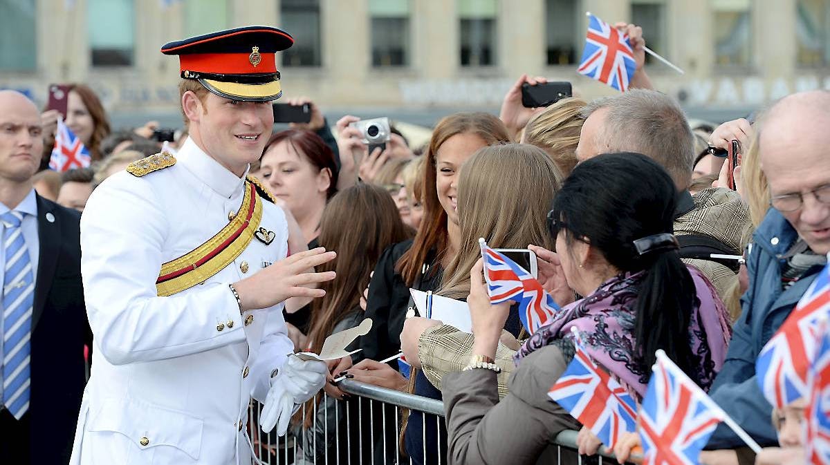 Prins Harry hilser på pigerne i Estlands hovedstad, Tallinn
