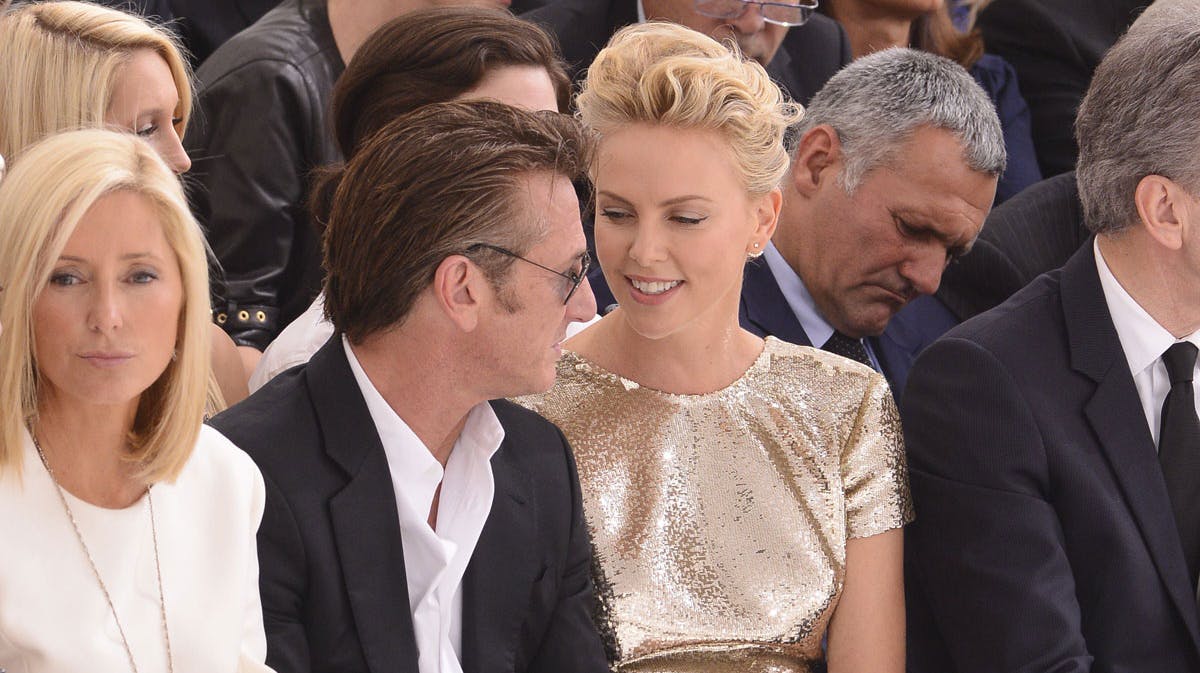 Sean Penn og Charlize Theron til Fashion Week i Paris i juli 2014 - og til venstre ses kronprinsesse Marie-Chantal.