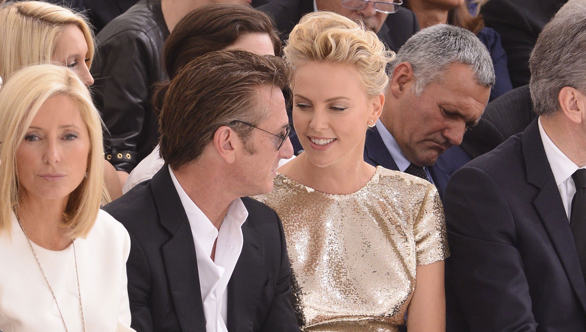 Sean Penn og Charlize Theron til Fashion Week i Paris i juli 2014 - og til venstre ses kronprinsesse Marie-Chantal.