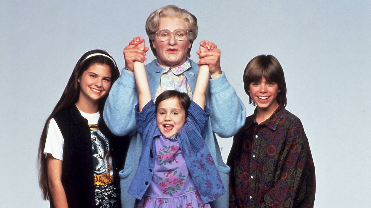 Robin Williams i rollen som Mrs. Doubtfire med sine tre filmbørn. Det er Lisa yderst til venstre