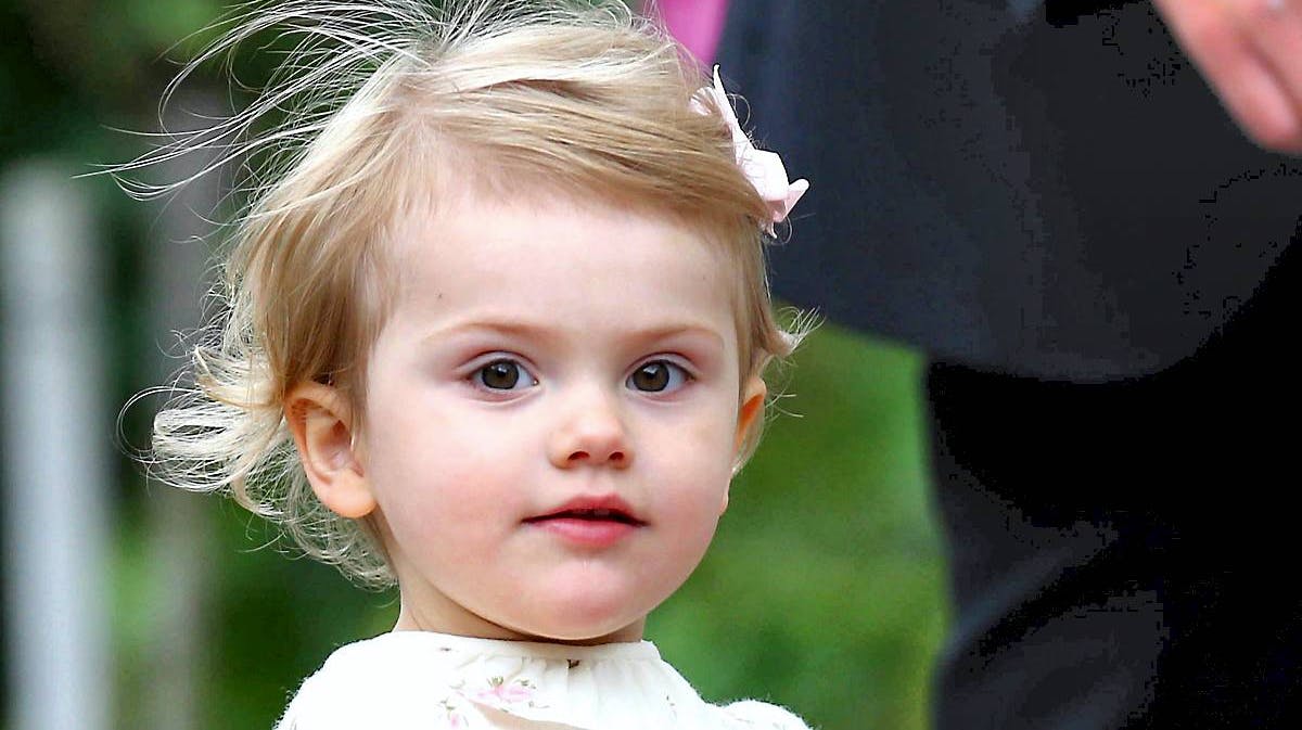 "Thank You"! Den lille prinsesse Estelle har allerede lært sig de gode manerer - endda på engelsk!