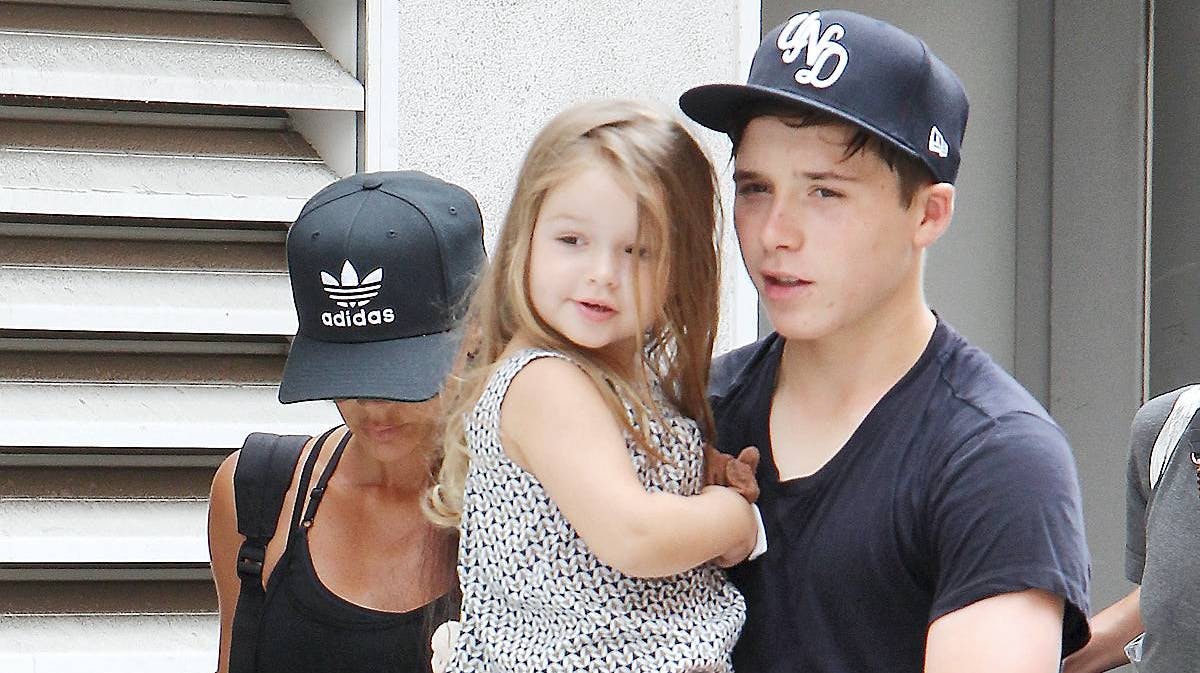 Bare tre-årige Harper er allerede udråbt til et internationalt stil-ikon, men i går, lørdag, var hun nu ret afslappet klædt på.