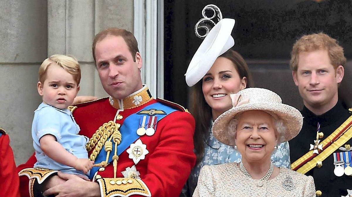 Prins George, prins William, hertuginde Catherine, prins Harry og dronning Elizabeth.