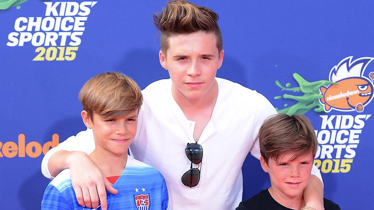 Tre flotte unge herrer på den røde løber i Los Angeles: Brooklyn Beckham med sine brødre Romeo og Cruz.