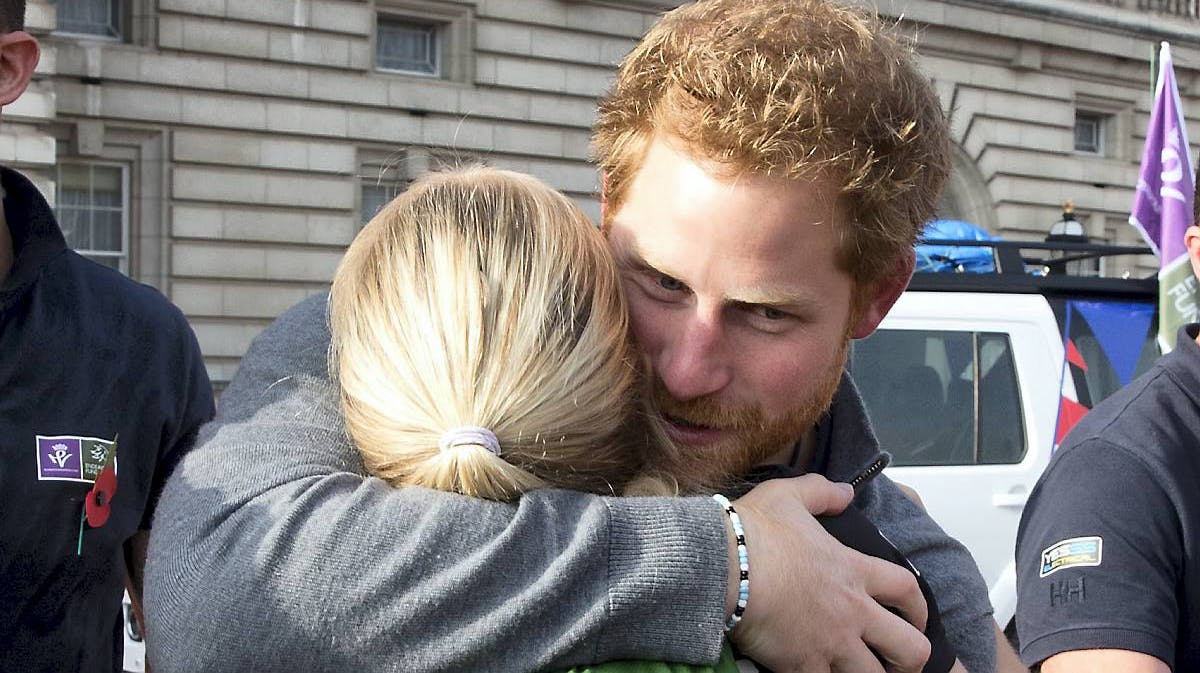 En rørt prins Harry kvitterede med et stort kram til den kvindelige soldat.