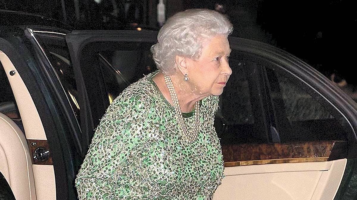 Dronning Elizabeth på vej ind på østersbaren.