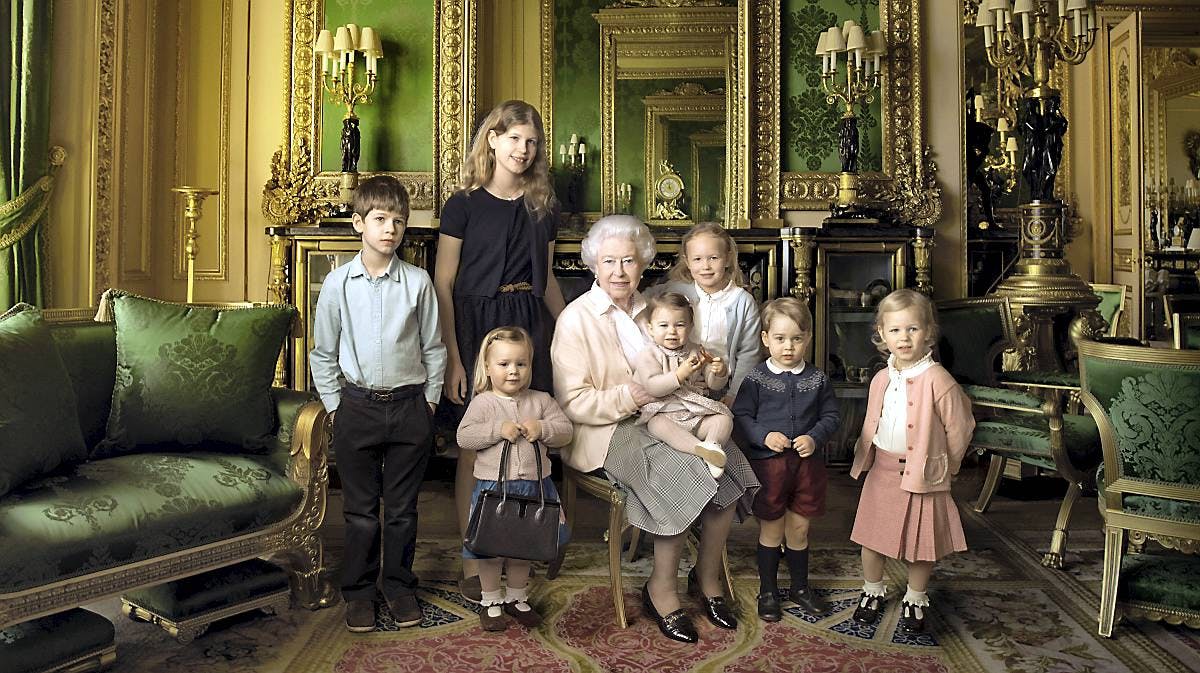 Dronning Elizabeth med oldebørnene prins George, prinsesse Charlotte, Isla og Savannah Phillips, lille MIa, Viscount James Severn og Lady Louise Windsor.