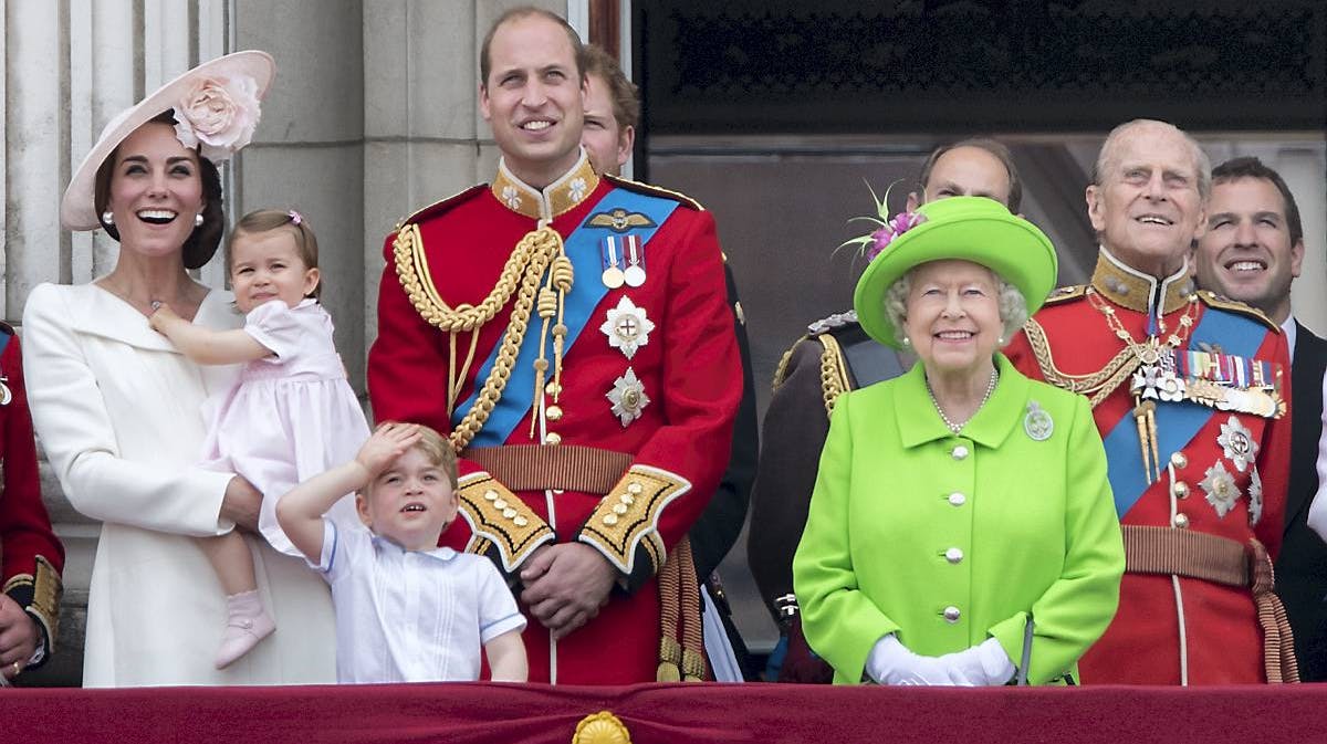 Hertuginde Catherine, prinsesse Charlotte, prins George, prins William, prins Harry, dronning Elizabeth og prins Philip.