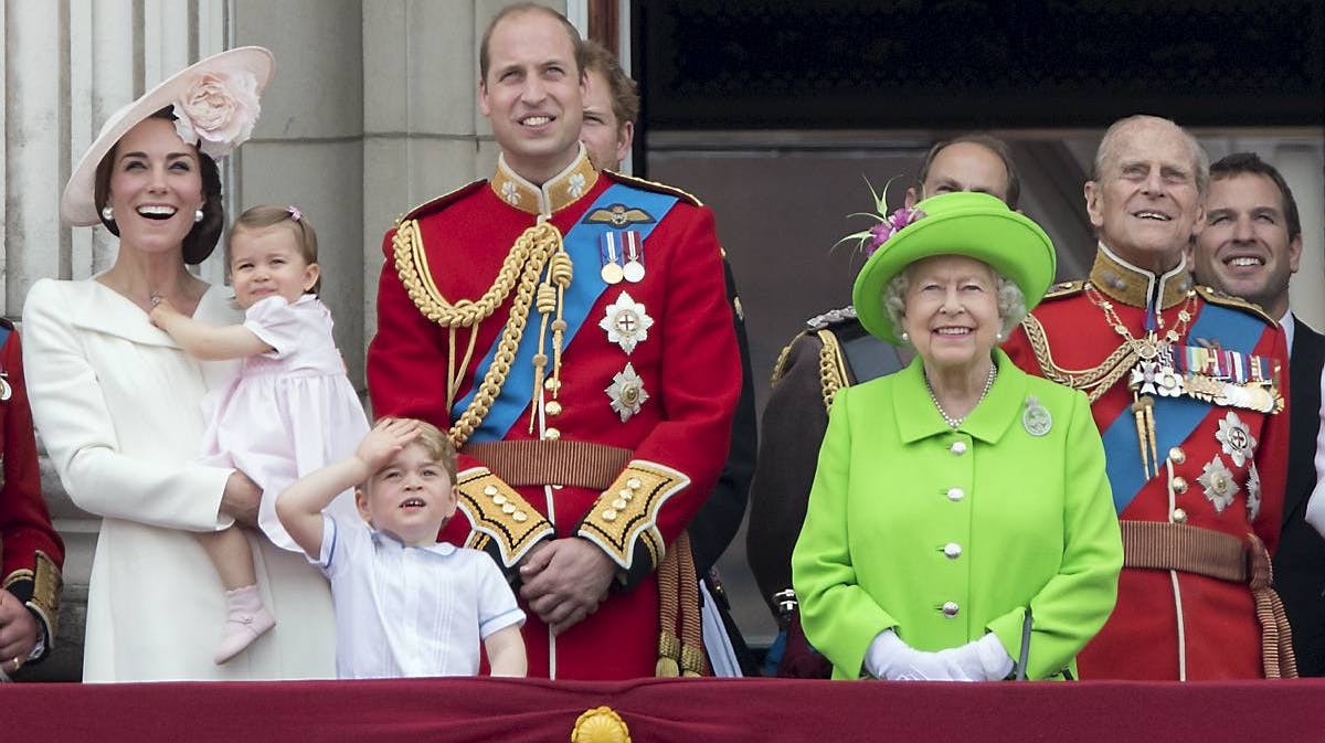 Den britiske kongefamilie var samlet for at fejre dronning Elizabeths 90-års dag ved Trooping the Colours-paraden i juni 2016.