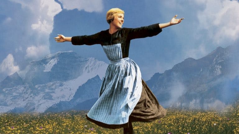 Julie Andrews i den ikoniske scene fra filmen "The Sound of Music"