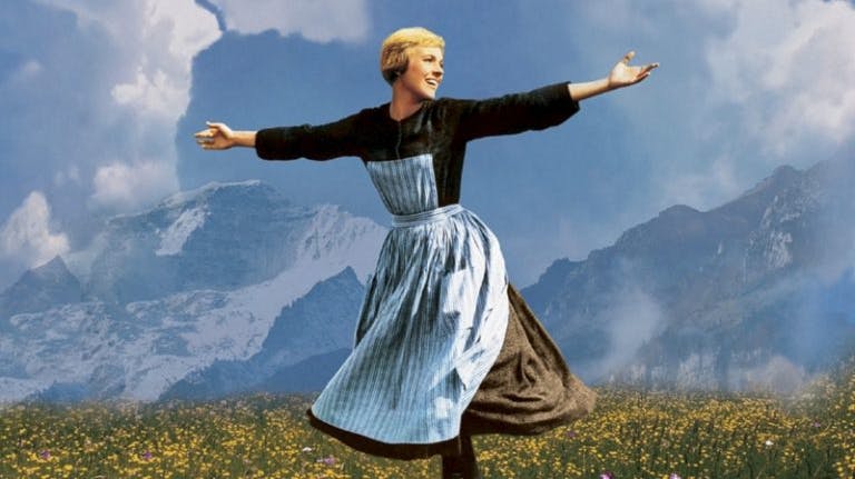 Julie Andrews i den ikoniske scene fra filmen "The Sound of Music"