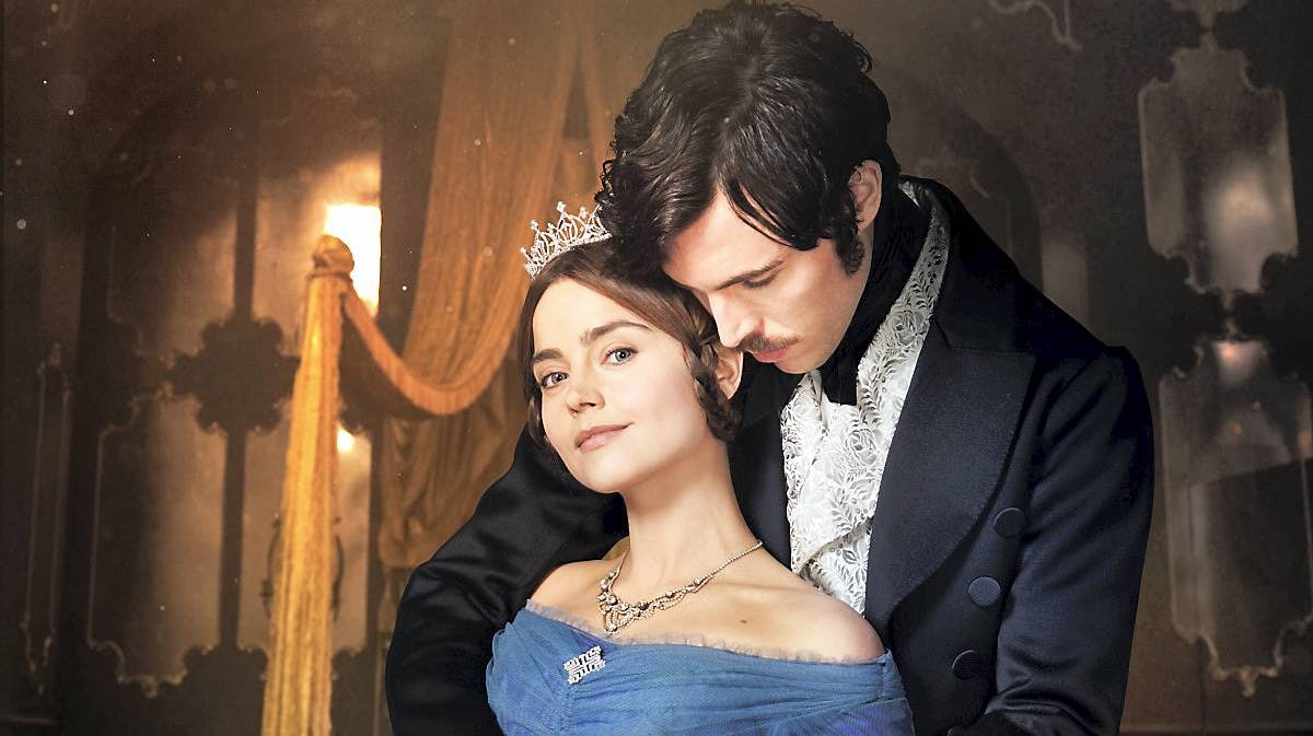 Jenna Coleman og Tom Hughes i "Victoria"