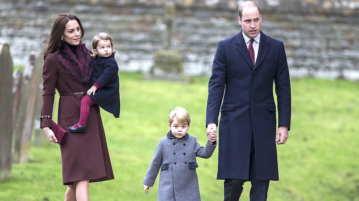 Hertuginde Catherine og prins William med deres to børn, prinsesse Charlotte og prins George, på vej til julegudstjeneste 25. december 2016 i Englefield.&nbsp;