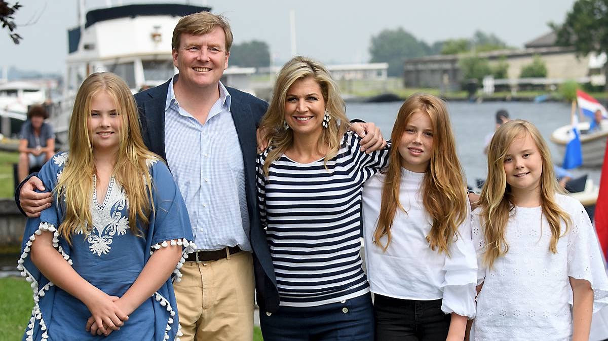 Dronning Maxima, kong Willem-Alexander og prinsesserne (..v.) Amalia, Alexia og Ariane.