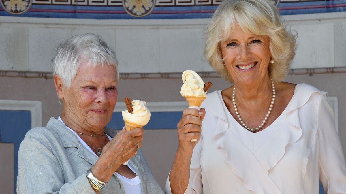 Hertuginde Camilla og Judi Dench