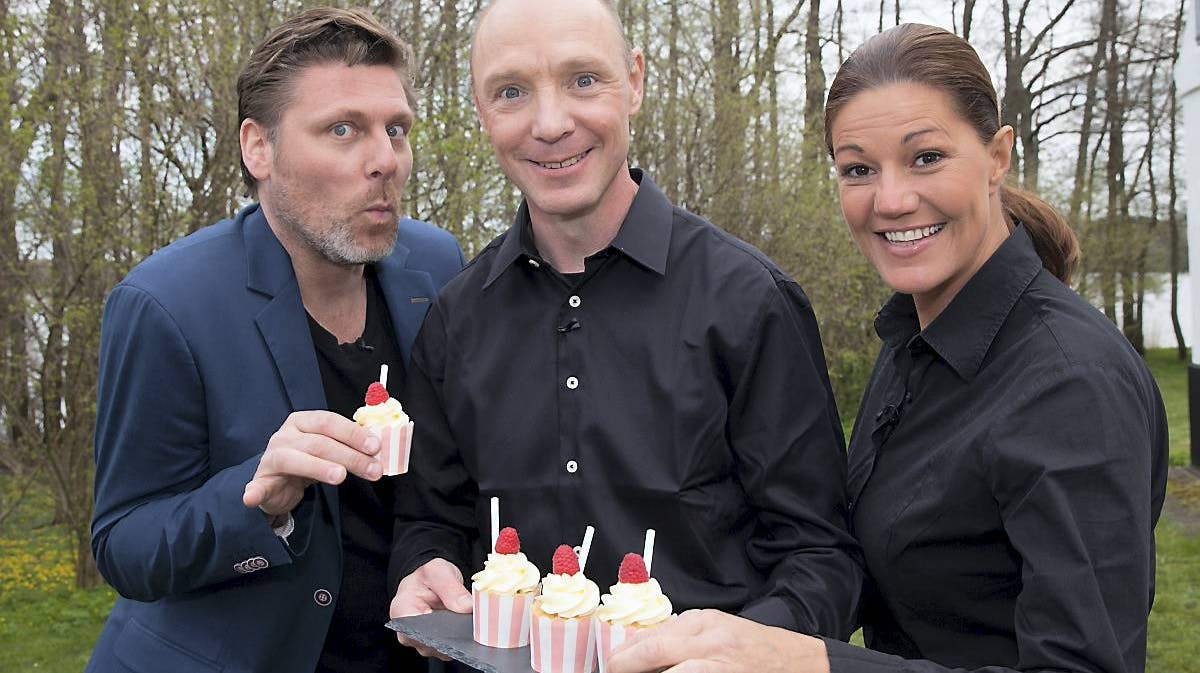 Timm Vladimir med dommerne i "Den store bagedyst", Jan Friis-Mikkelsen og Mette Blomsterberg.