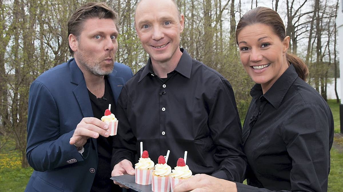 Timm Vladimir med dommerne i &quot;Den store bagedyst&quot;, Jan Friis-Mikkelsen og Mette Blomsterberg.