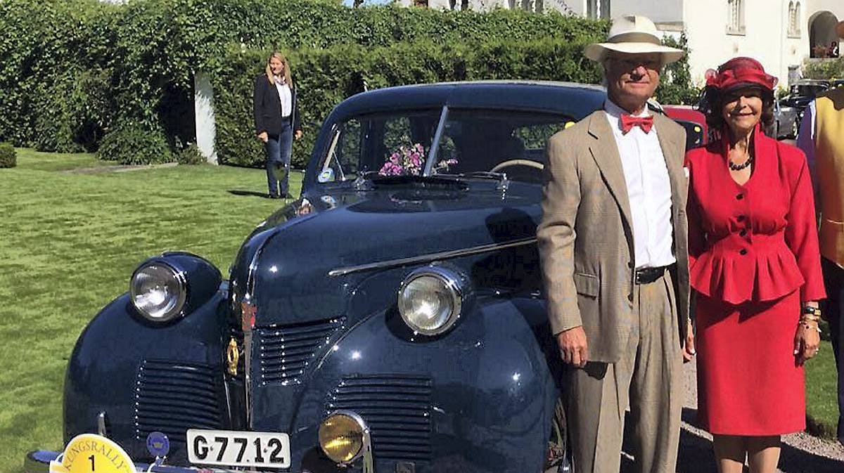 Det svenske kongepar havde været i gemmerne for at finde det helt rigtige outfit til dagens køretur i den flotte Volvo p60 fra 1946