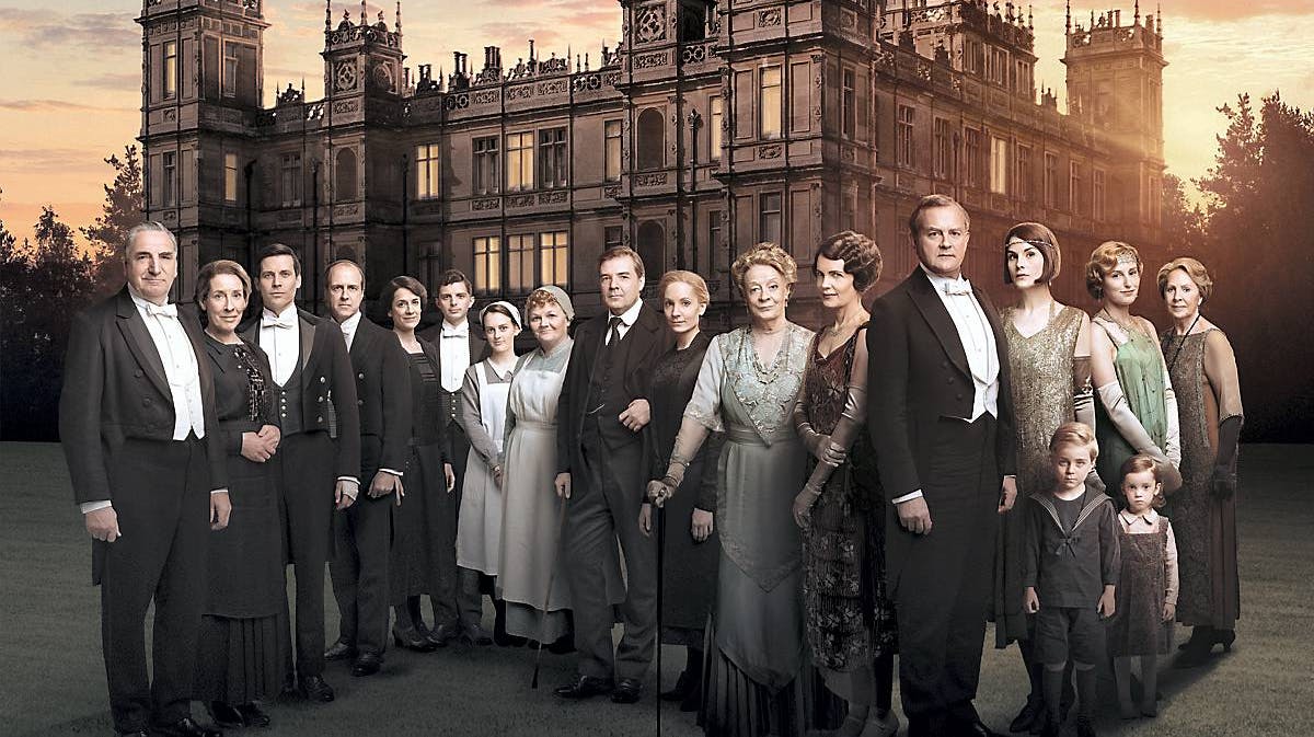 Oplev skuespillerne fra Downton Abbey i en noget anderledes udgave.