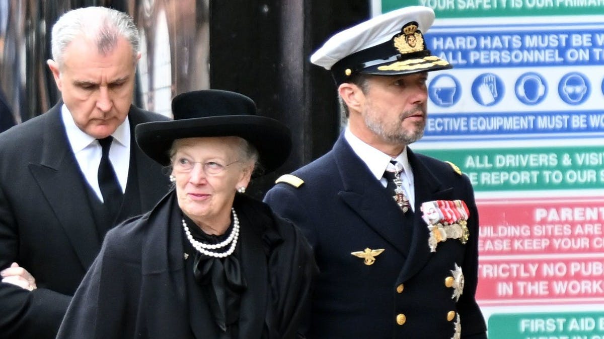 Dronningen og kronprins Frederik ved ankomsten til Westminster Abbey mandag.&nbsp;