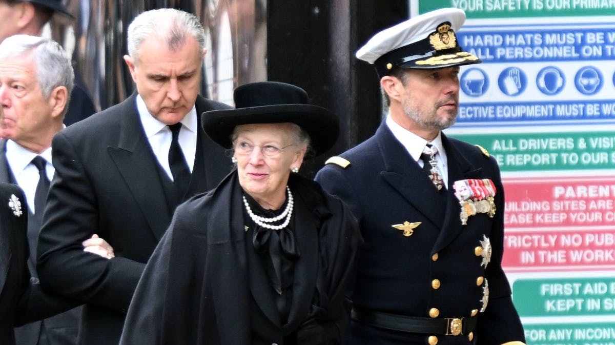 Dronning Margrethe og kronprins Frederik ankommer til Westminster Abbey