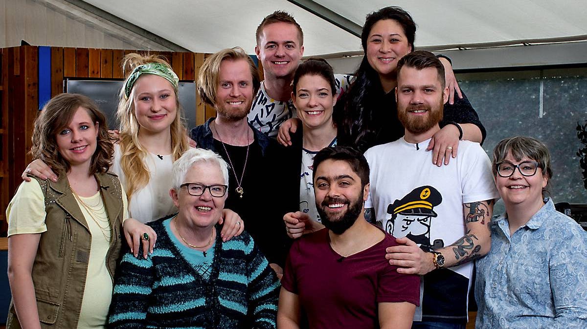 Deltagerne i Den store bagedyst: Fra venstre bagerst er det Juliane Dixen, Luna Richardt, Sune Demant, Gunnar Weis Reinhardt, Louise Rosing-Schow, Iben Devantie, Jesper Hemmingsen, og forrest fra venstre Inge Simons