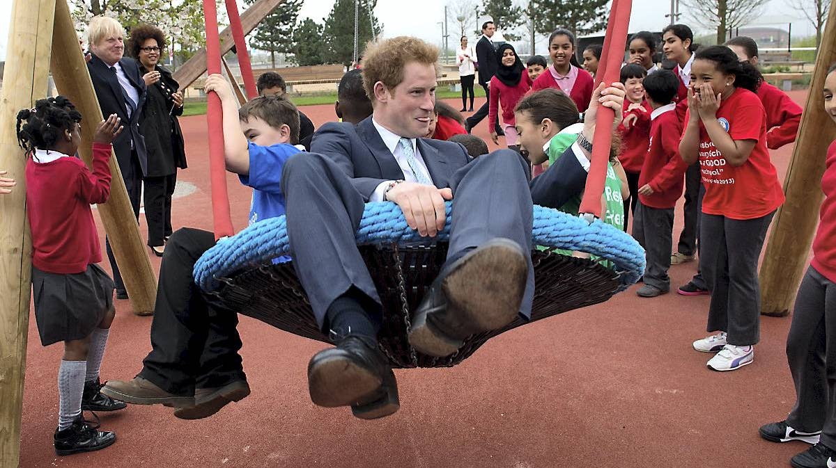 Det bliver næppe nogensinde en olympisk disciplin. Men sjovt så det ud, da Harry tog sig en gyngetur.