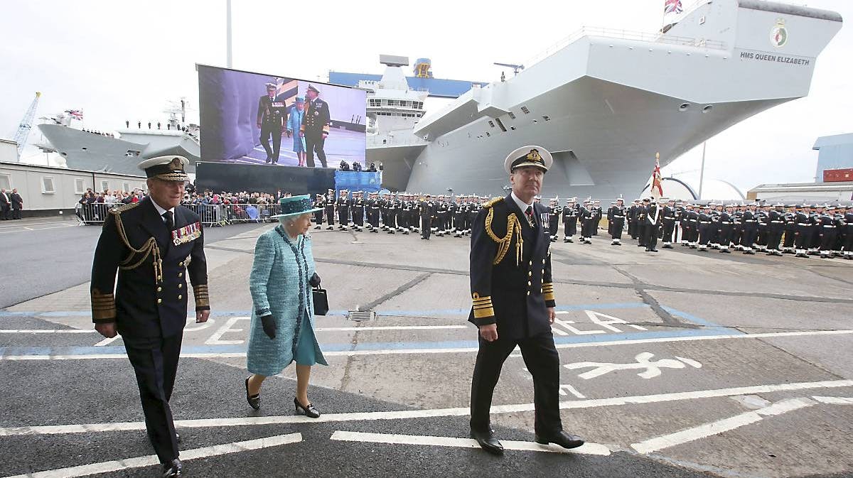 Dronningen og prins Philip inspicerede efter dåben monarkens nye navnesøster.