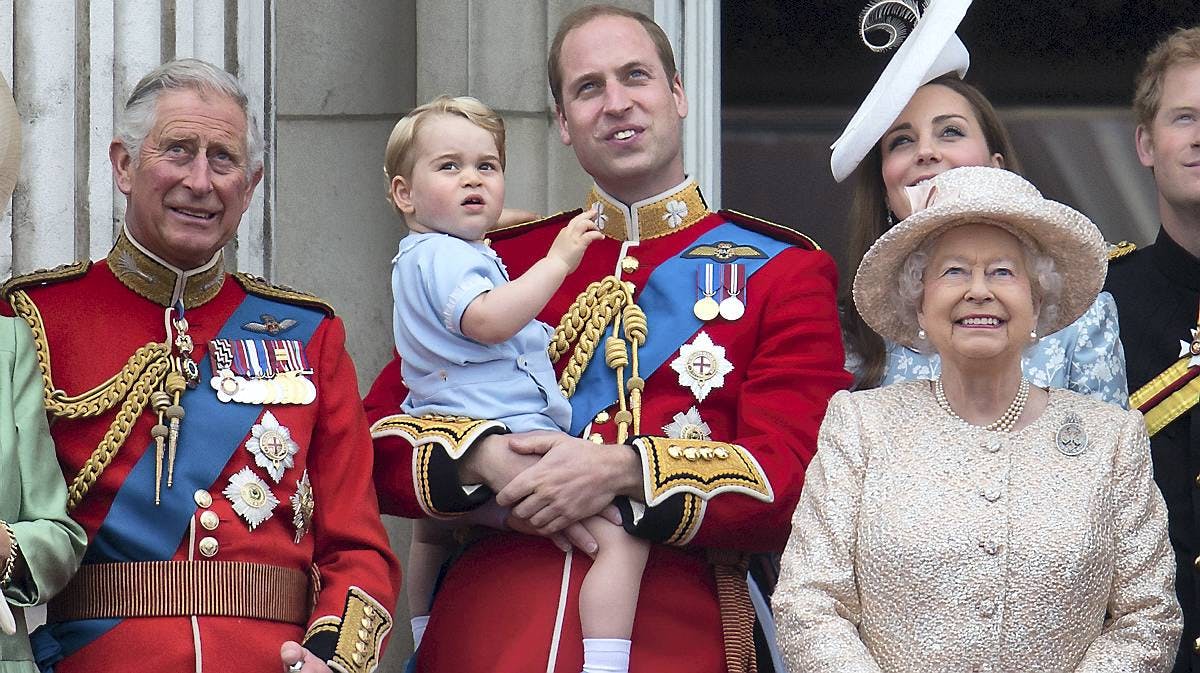Prins Charles, prins George, prins William, hertuginde Catherine og dronning Elizabeth.